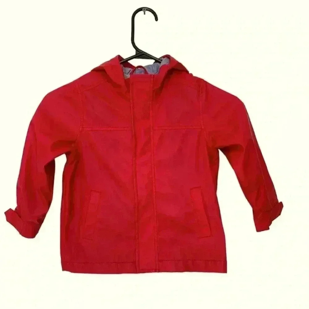 Old Navy raincoat with hood, lined with a soft cotton, Velcro on the sleeves.